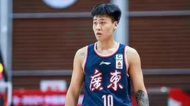 在预告即将结束时，Allen在衣帽间里找到代表两人相爱证据的相片吊坠，毅然追去